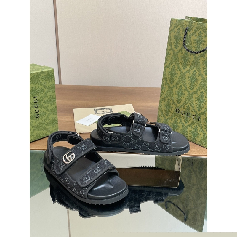 G*u*i sandals